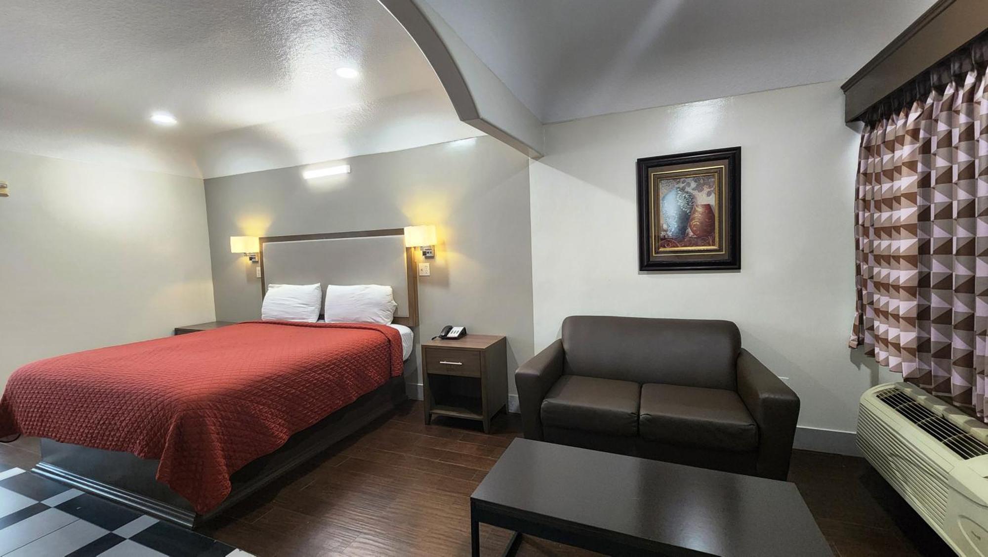 Scottish Inn & Suites Sam Houston Parkway Exterior photo
